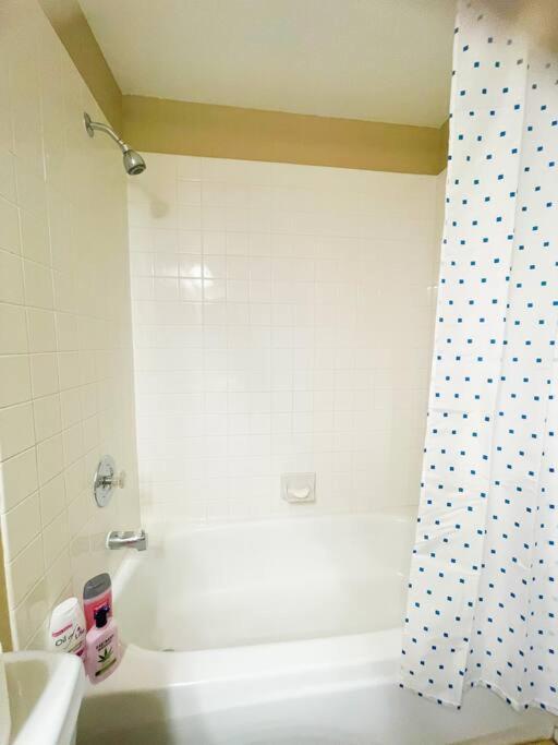 Holiday home Sparkling Book Now! Minutes To Ap & Lv Strip!