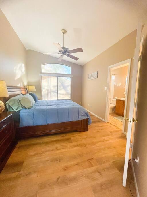 Sparkling Book Now! Minutes To Ap & Lv Strip! Holiday home