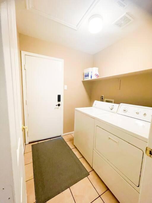 Holiday home Sparkling Book Now! Minutes To Ap & Lv Strip!